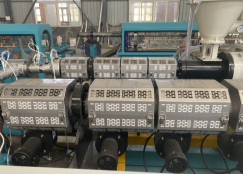 63mm 120-220kg / h توريد الغاز برغي واحد PE آلة بثق الأنابيب