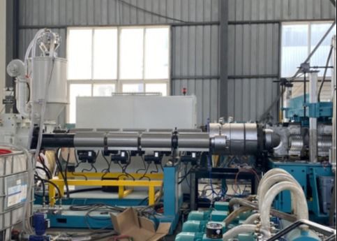 خط بثق الأنبوب المموج ذو الجدار المزدوج 200-250 كجم / ساعة PE / HDPE / PVC
