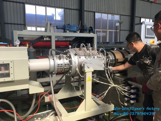 خط إنتاج الأنابيب المموجة HDPE PE PPR UPVC CPVC PVC لسلك القناة الكهربائية