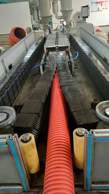 خط بثق الأنبوب المموج الكهربائي بجدار مزدوج لأنابيب الري المائي PE PP PVC
