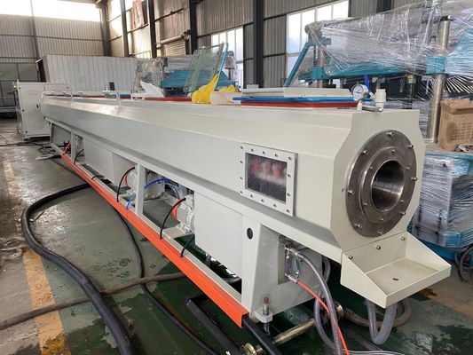 آلة تصنيع خط بثق الأنبوب PVC لإمداد المياه والصرف