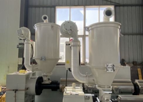 63mm 120-220kg / h توريد الغاز برغي واحد PE آلة بثق الأنابيب