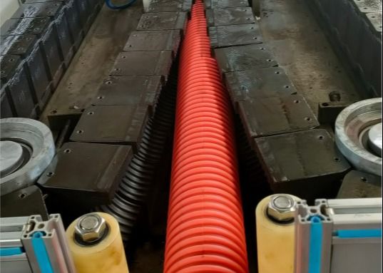 خط بثق الأنبوب المموج المزدوج الجدار 32-110mm ماكينة