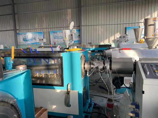 خط إنتاج الأنابيب البلاستيكية المقواة المصنوعة من الكربون PE 50mm-200mm