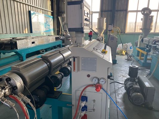 خط بثق الأنبوب المموج أحادي الجدار 200-500mm بلاستيك PVC / PE / PP / PPR