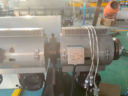 خط بثق الأنبوب المموج أحادي الجدار 200-500mm بلاستيك PVC / PE / PP / PPR