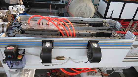 3-6m / min خط إنتاج الأنابيب المموجة مزدوجة الجدار بلاستيك PE HDPE PVC