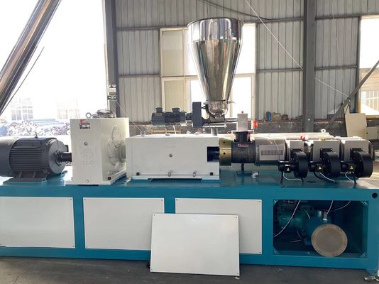 خط بثق الأنبوب البلاستيكي PVC آلة بثق اللولب التوأم المخروطي 250 كجم / ساعة