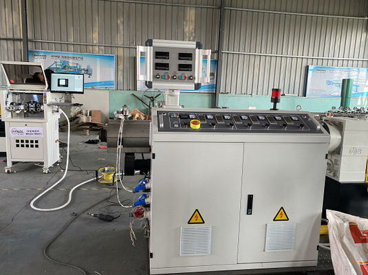 آلة بثق أنبوب خط إنتاج الأنابيب البلاستيكية عالية الكفاءة HDPE / PE